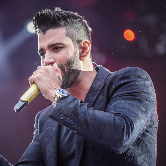 Gusttavo Lima, do palco, fez pedido para a produção do show: 'Tire essas placas, por favor'