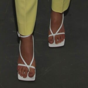 Bruna Marquezine escolheu uma sandália que está entre as queridinhas da fashionista nessa temporada