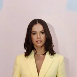 Bruna Marquezine escolheu um office look em tom pastel de amarelo