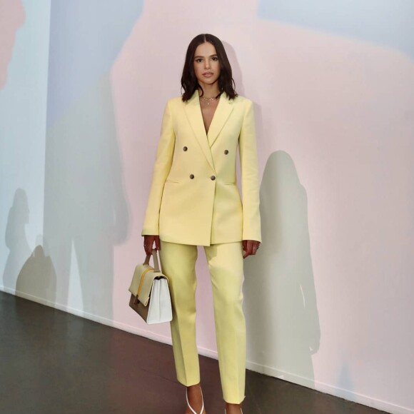 Bruna Marquezine escolheu um office look em tom pastel de amarelo