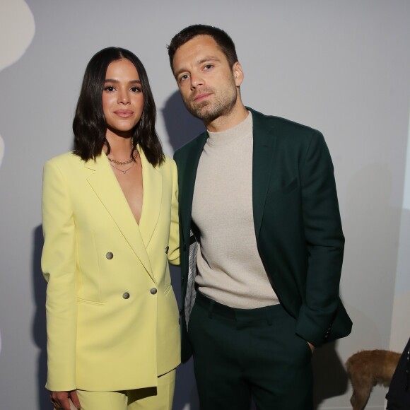 Bruna Marquezine posa com o ator Sebastian Stan, famoso pelo longa 'Vingadores'