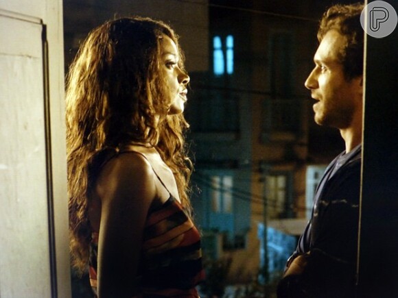 Na trama, o artista plástico Orville (Paulo Rocha), marido de Juliana (Cris Vianna), vai parar na cadeia por vender telas falsas e é obrigado se afastar da mulher