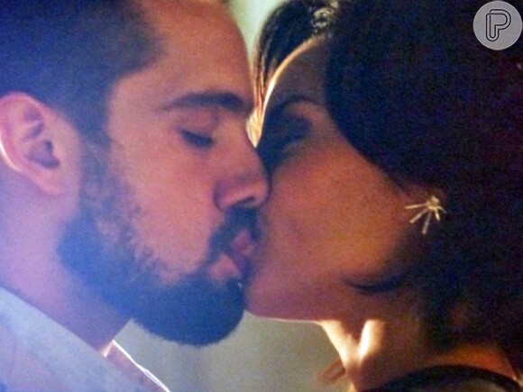 Após sofrer uma desilusão amorosa, Maria Clara (Andreia Horta) se rendeu aos encantos de Vicente (Rafael Cardoso) e acabou rolando um beijo. Será que vem romance por ai?