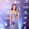 Vestido metalizado: Larissa Manoela investiu em um modelo drapeado, com decote e saia ampla para prêmio de teatro