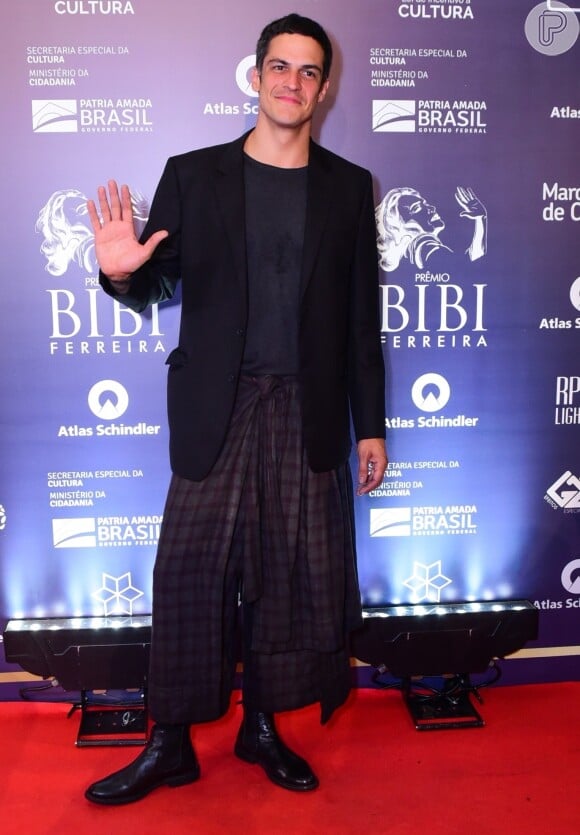 Look de Mateus Solano contou com calça envelope, que parece uma saia, para Prêmio Bibi Ferreira