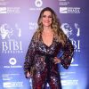 Macacão brilhoso: Ingrid Guimarães escolheu peça colorida e cheia de brilho para Prêmio Bibi Ferreira