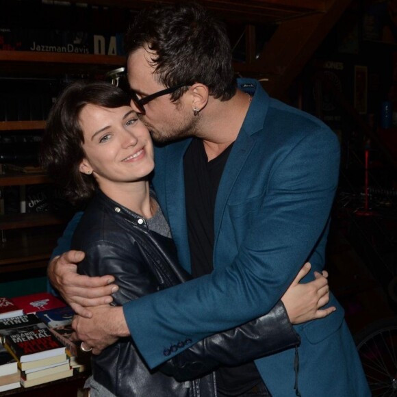 Bianca Bin ganha carinho de Sergio Guizé em sessão vip de peça em São Paulo