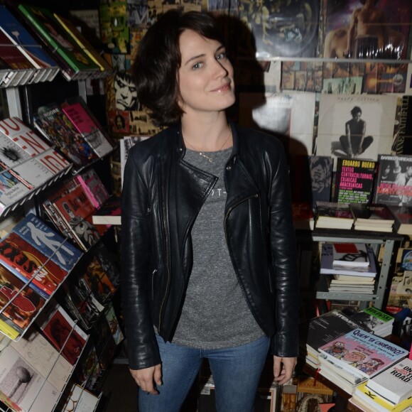 Bianca Bin combinou jaqueta de couro e jeans desfiado com meia vermelha