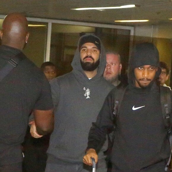 Drake e Ellie Goulding desembarcam em aeroporto do Rio de Janeiro e se preparam para o Rock in Rio