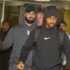 Drake não cumprimentou fãs que o aguardavam na saída do aeroporto Galeão, no Rio de Janeiro