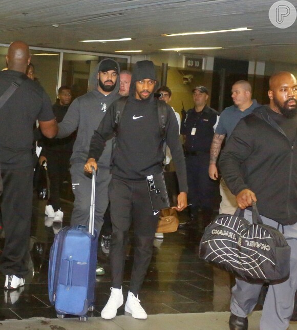 Drake não cumprimentou fãs que o aguardavam na saída do aeroporto Galeão, no Rio de Janeiro