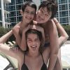 Momento piscina e caretas de Isabelli Fontana com os filhos Lucas e Zion
