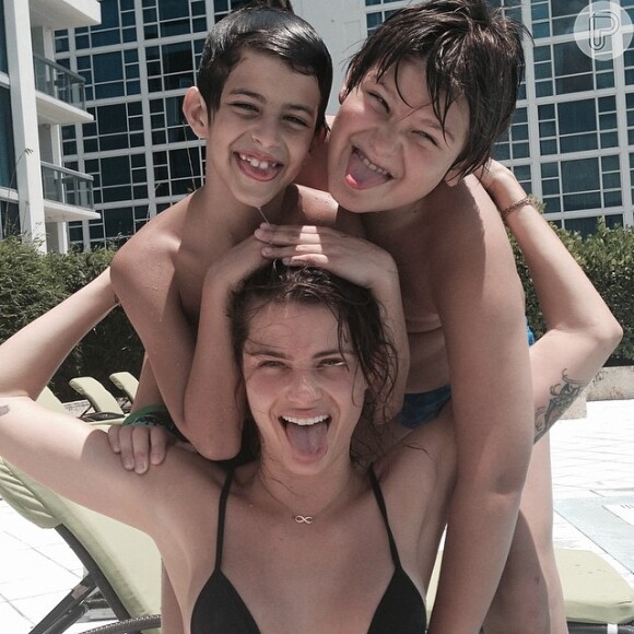 Momento piscina e caretas de Isabelli Fontana com os filhos Lucas e Zion
