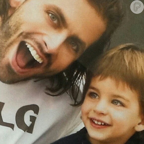 Olha que foto linda. Henri Castelli com o filho mais velho, Lucas, bem pequenininho. Fofo demais!