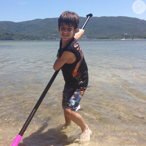 Lucas, filho de Isabelli Fontana com o ator Henri Castelli, curtindo um dia de praia