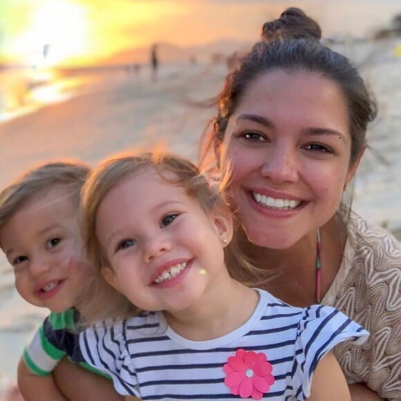 Thais Fersoza curtiu a sexta-feira (27) com os filhos, Melinda e Teodoro, em brinquedoteca