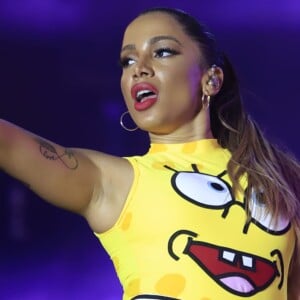 Anitta mostrou seu look e caprichou nas poses em show no Ceará