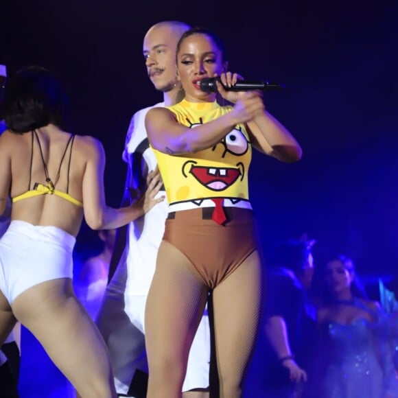 Anitta se fantasiou de Bob Esponja para show em Fortaleza