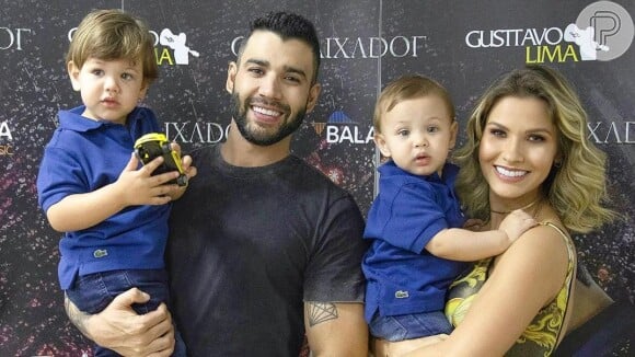 Gusttavo Lima sobe ao palco com a mulher, Andressa Suita, e os filhos Gabriel e Samuel, em 29 de setembro de 2019