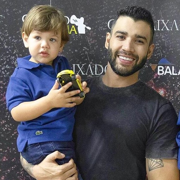 Gusttavo Lima sobe ao palco com a mulher, Andressa Suita, e os filhos Gabriel e Samuel, em 29 de setembro de 2019