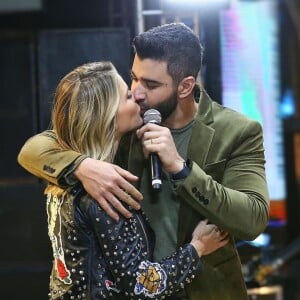 Gusttavo Lima recebe prestígio de Andressa Suita no palco de show em Goiânia