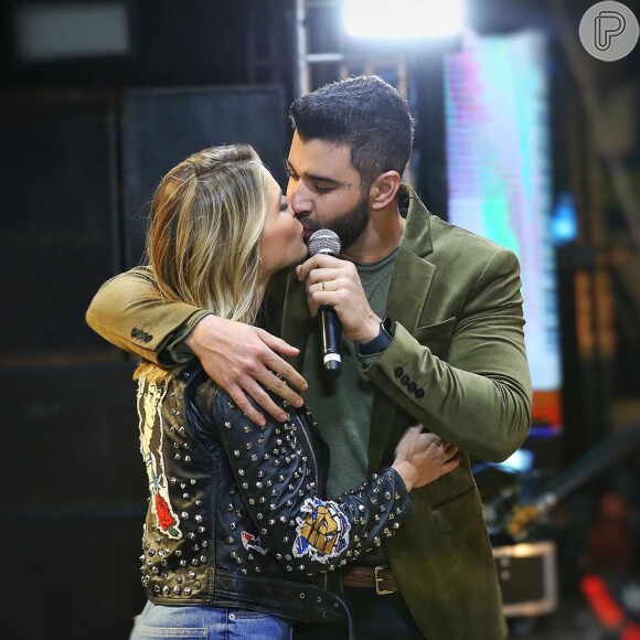 Gusttavo Lima recebe prestígio de Andressa Suita no palco de show em Goiânia