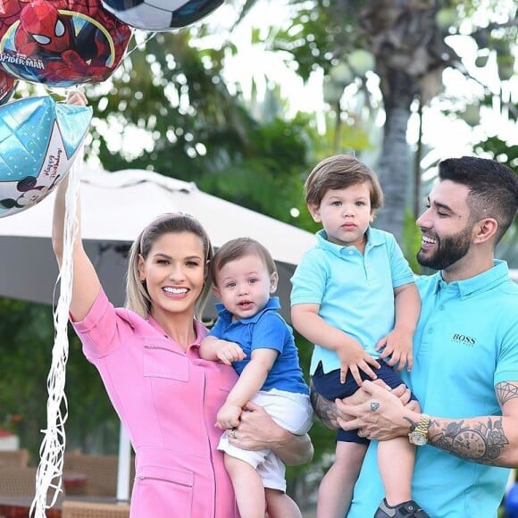 Gusttavo Lima e Andressa Suita subiram com os filhos no colo