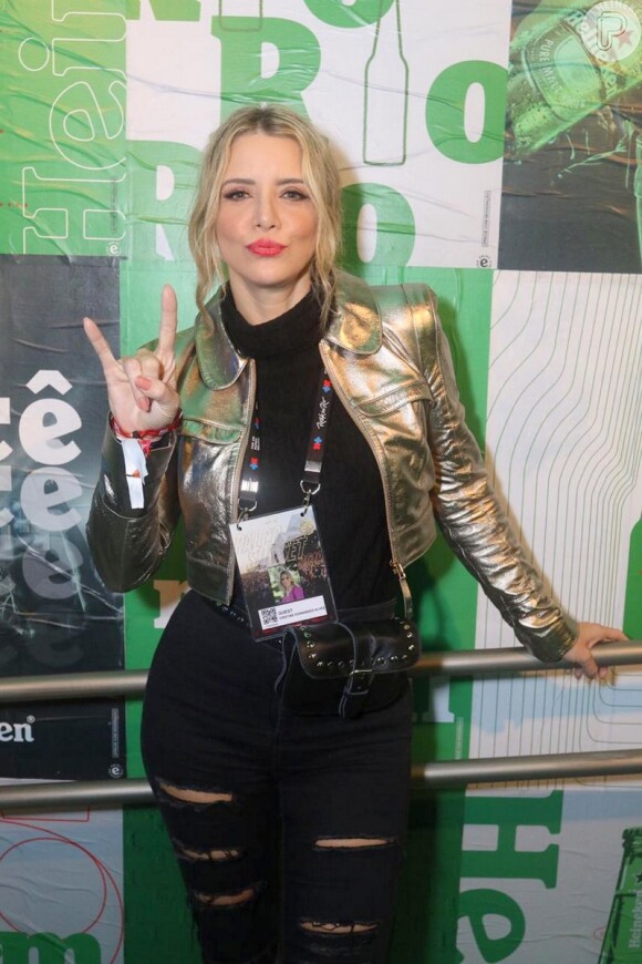 Look de Christine Fernandes: atriz apostou em jaqueta cropped em tom metalizado para o Rock in Rio