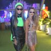 Looks de Ludmilla e namorada: a cantora investiu em peças verde neon, enquanto Brunna Gonçalves trouxe itens de cristais para um look glam