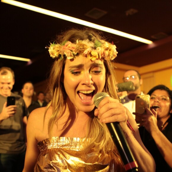 Carolina Dieckmann canta sucessos nacionais e internacionais no espetáculo 'Karolkê'