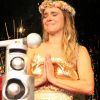 Carolina Dieckmann chora com festa surpresa durante espetáculo 'Karolkê'