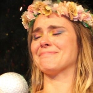 Carolina Dieckmann chora com festa surpresa durante espetáculo 'Karolkê'