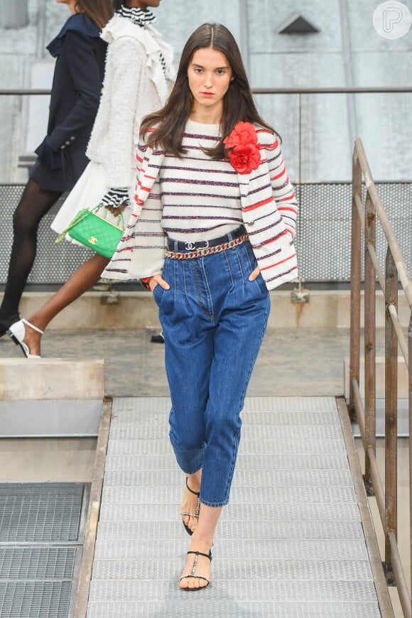 Calça jeans: modelo com pregas apareceu combinado com cardigã em desfile da Chanel na Semana de Moda de Paris