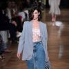Saia jeans e blazer: a grife Stella McCartney apostou no uso informal da alfaiataria para seu desfile na Paris Fashion Week