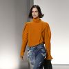 Calça jeans: Givenchy combinou peça em dois tons com blusa de mangas bufantes para a Paris Fashion Week