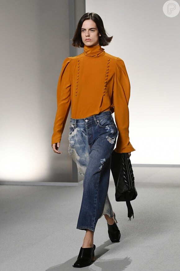 Calça jeans: Givenchy combinou peça em dois tons com blusa de mangas bufantes para a Paris Fashion Week