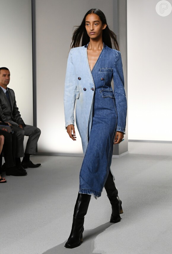 Vestido jeans: modelo foi escolhido pela Givenchy para desfile na Paris Fashion Week