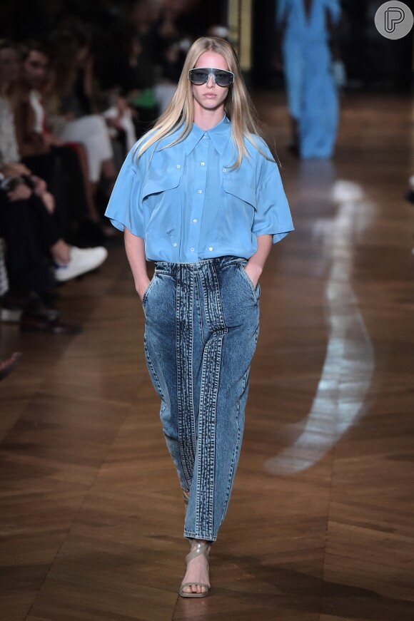 Calça jeans: Stella McCartney combinou modelo com detalhes frontais com camisa social abotada em desfile na Semana de Moda de Paris