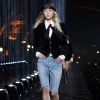 Jeans com alfaiataria: Yves Saint Laurent levou bermudas jeans às passarelas de Paris com peças de alfaiataria