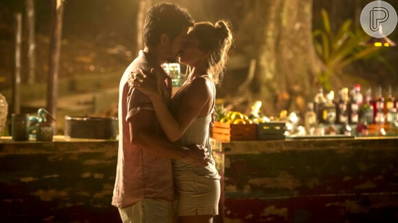 Marcos (Romulo Estrela) dá um beijão em Paloma (Grazi Massafera) na novela 'Éramos Seis'