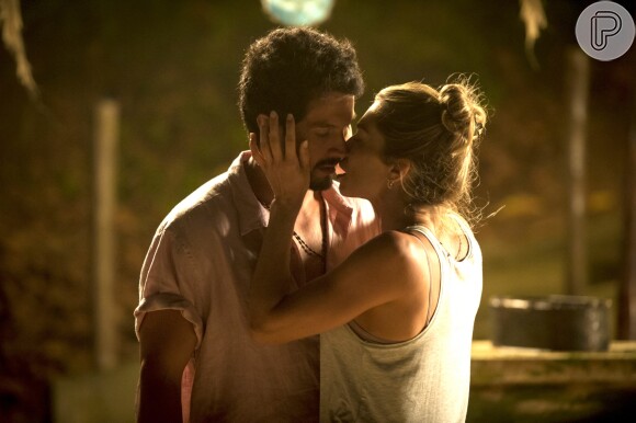 Paloma (Romulo Estrela) não resiste aos encantos de Marcos (Romulo Estrela) e eles se beijam na novela 'Éramos Seis'