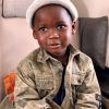 O novo membro da família, Bless foi adotado no Malawi, na África do Sul, assim como a irmã, Títi, de 6