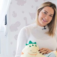 Carol Dantas revela aumento do número de sutiã após gravidez: 'Carol leitinho'