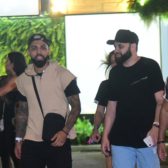 Gabigol e Bruna Griphao foram clicados com amigos ao deixarem o Rock in Rio