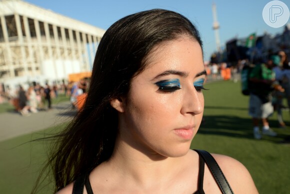 Rock in Rio: a sombra azul-marinho bem esfumada e vibrante em toda a pálpebra garantiu o look com inspiração rocker