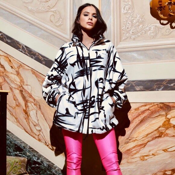 Bruna Marquezine fez foto apoiada em elevador e colocou na horizontal, confundindo os fãs