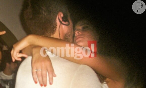 Bruna Marquezine foi flagrada pela revista 'Contigo' aos beijos com Raphael Sumar na festa Errejota