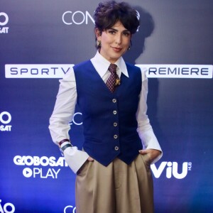 Fernanda Paes Leme chamou atenção com penteado messy e look boyish, moda de vibe masculina, em festa