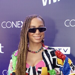 Anitta rouba a cena com look multicolorido e cabelo com boxbraids