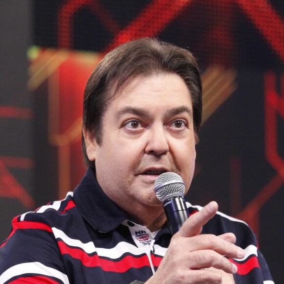 Faustão abandonou as camisas polo e passou a apostar em um look mais fashion